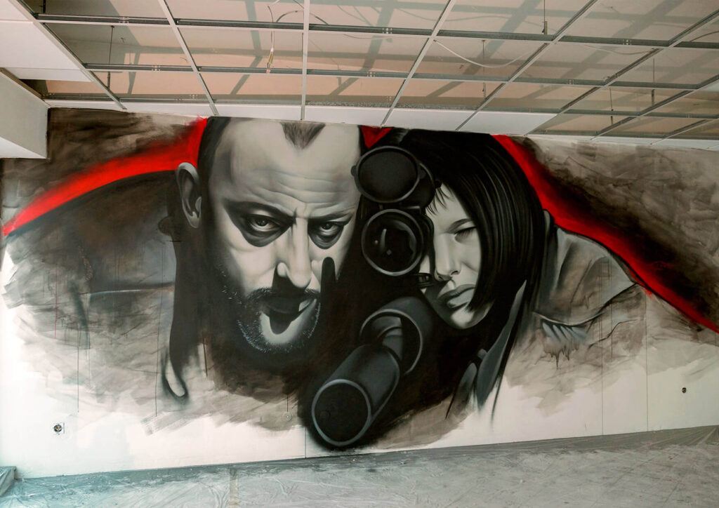Graffiti Künstler Hannover realisiert Wandbild im Tattoostudio Hameln mit filmischem Porträt von Leon und Mathilda